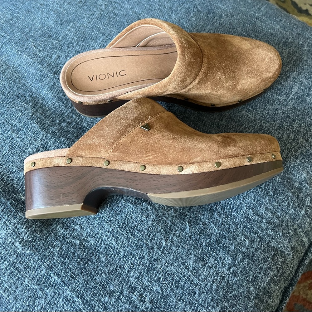 Vionic tan suede clogs